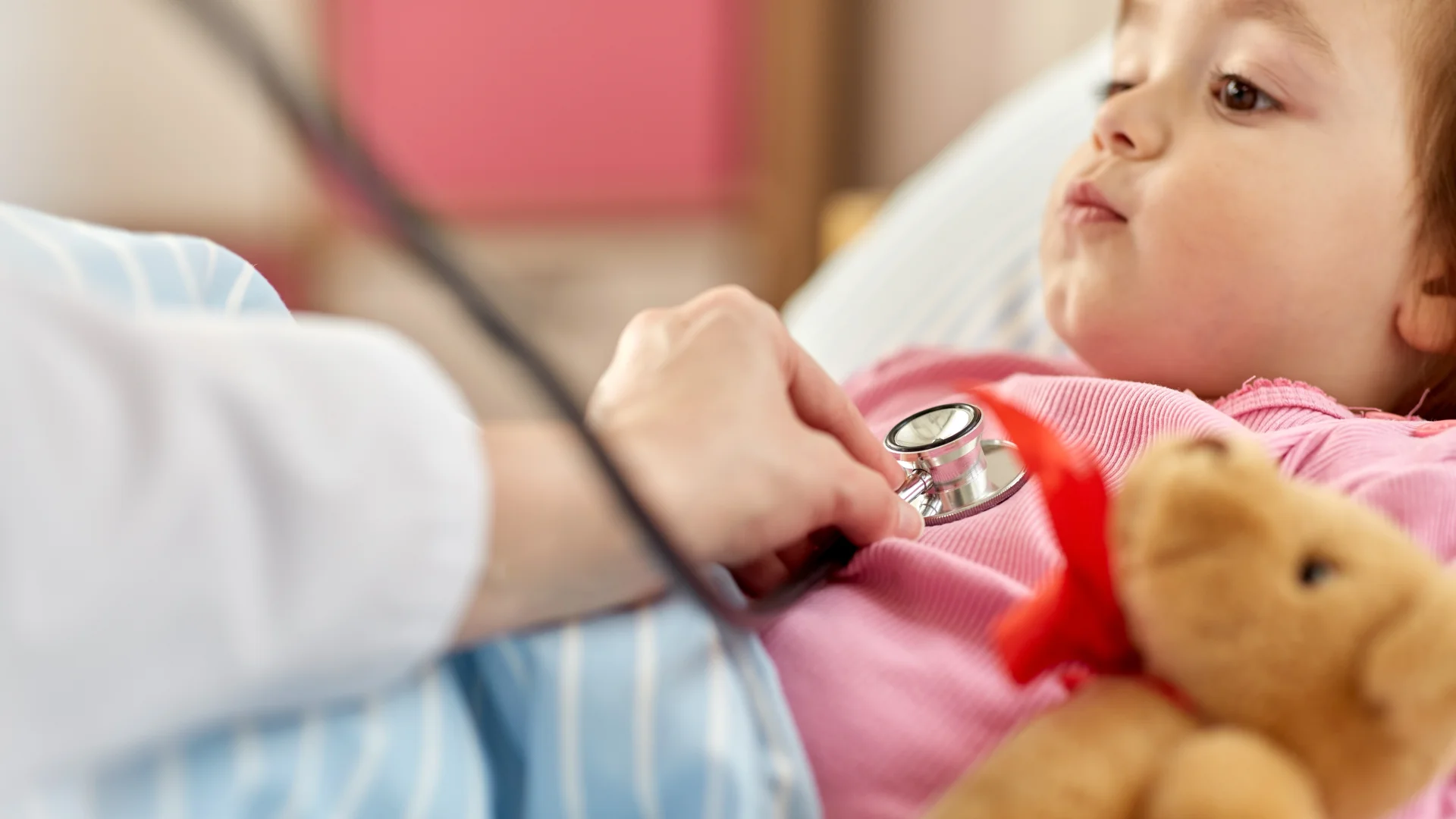 Dra realizando atendimento infantil acolhedor